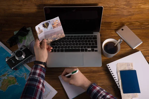 Planning reizen kaart thee laptop kaart op het Bureau — Stockfoto