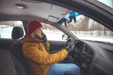 Arabada kızgın sürücü