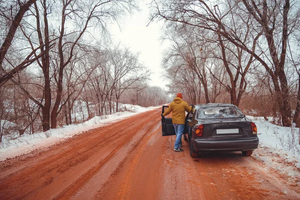 Camino de coche solitario en rojo nieve debido al mineral — Foto de Stock