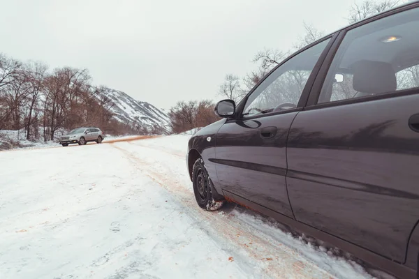 Camino de coche solitario en rojo nieve debido al mineral — Foto de Stock