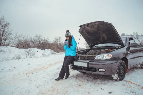 Desglose del coche de invierno - mujer llamada de ayuda, asistencia en carretera — Foto de Stock