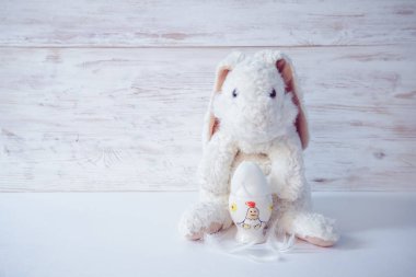 tavşan sepet ve yumurta ile