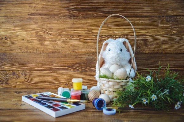 Bunny boyalar ve yumurta ile — Stok fotoğraf