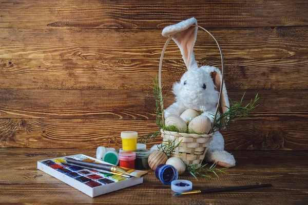 Кролик з фарбами та яйцями — стокове фото