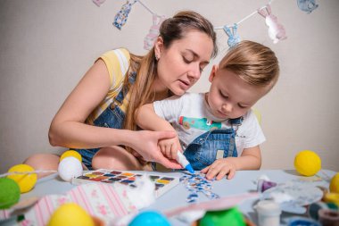 Anne ile çocuk boyama ve çizim