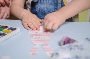 Anne ile çocuk boya yumurta