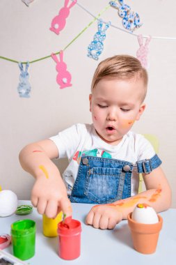 güleryüzlü çocuk bunny Paskalya için yapma