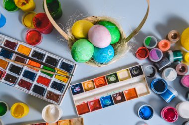 yumurta beyaz tahta üzerinde renkli boya