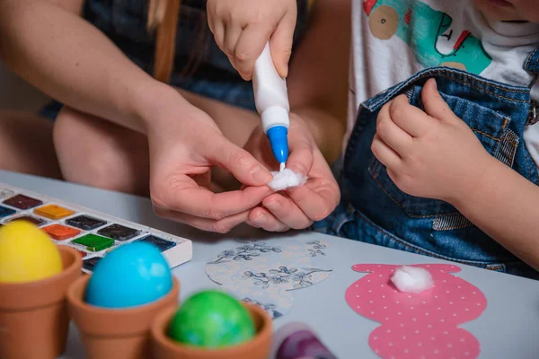 Mother with kid paint eggs — Stock Photo, Image