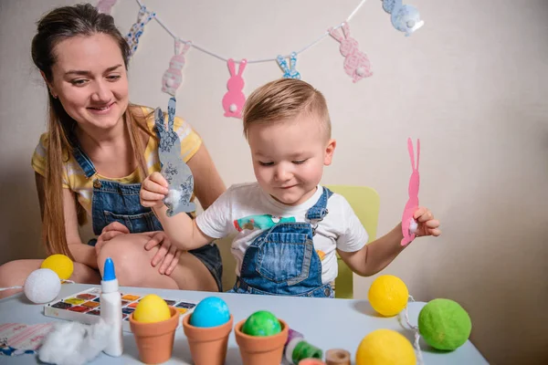 Mutter mit Kind bemalt Eier — Stockfoto