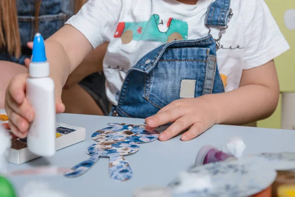 Mother with kid paint eggs — Stock Photo, Image