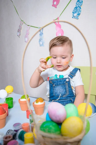 Lächelnder Junge bastelt Häschen für Ostern — Stockfoto