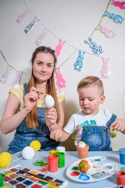 Mother teaches kid to do craft items — Stock Photo, Image