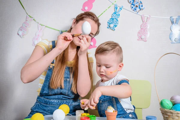 Mutter lehrt Kind basteln — Stockfoto