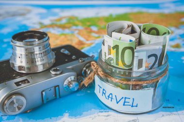 Tatil bütçesi kavramı. Tatil para tasarruf cam kavanozda