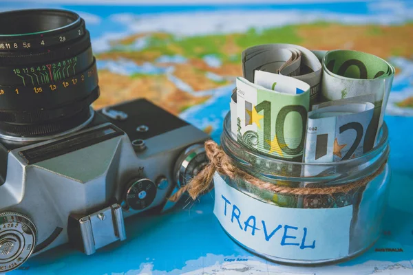 Concepto de presupuesto de vacaciones. Ahorro de dinero de vacaciones en un frasco de vidrio — Foto de Stock