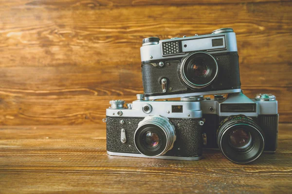 3 vintage camera's op houten achtergrond — Stockfoto