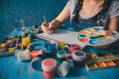 Poster boya ile resim çizim oldukça gülümseyen genç kadın