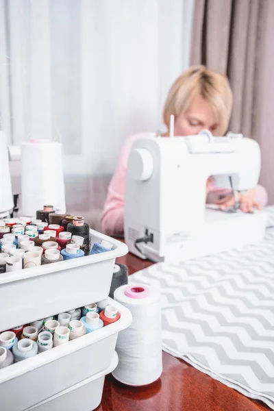 Belle couturière femme coudre sur les vêtements de machine à coudre . — Photo