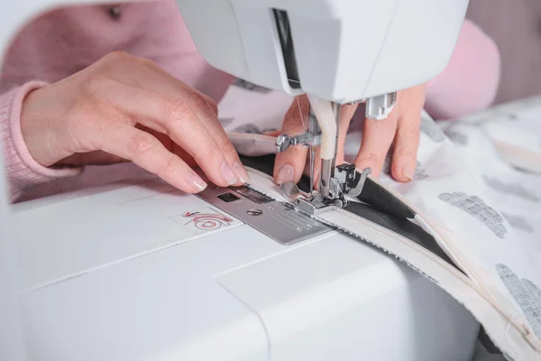 Hermosa mujer costurera coser en la máquina de coser ropa . — Foto de Stock