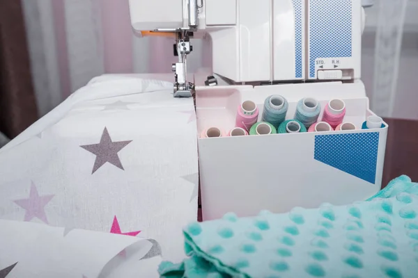 Bobine colorate di filo di sfondo con macchina da cucire — Foto Stock