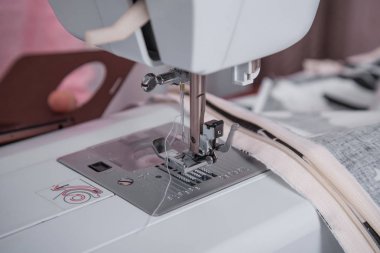 Dikiş makinesi ve giysi ögesi