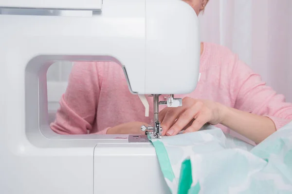Hands sew clothes — Stock Photo, Image