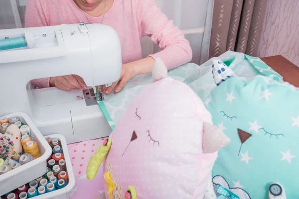 Beautiful woman seamstress sew on the sewing machine clothes. — Stock Photo, Image