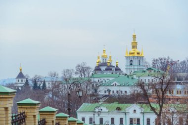 insanlar pecherska lavra içinde yürüyüş