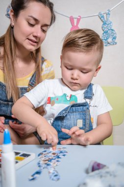 Anne ile çocuk boyama ve çizim
