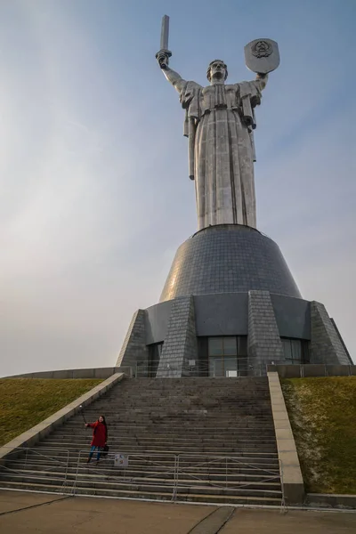 Monumento a la Madre Patria - waman takes selfie — Foto de Stock