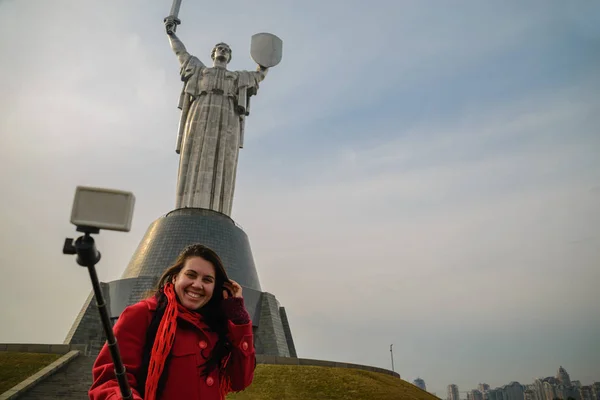 Monumento a la Madre Patria - waman takes selfie — Foto de Stock