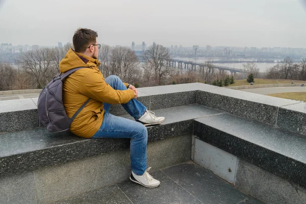 Joven mirando una ciudad — Foto de Stock