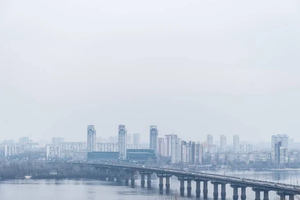 Panarama vista sobre a cidade em nevoeiro — Fotografia de Stock