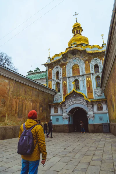 Молода дівчина дивиться на стару церкву — стокове фото