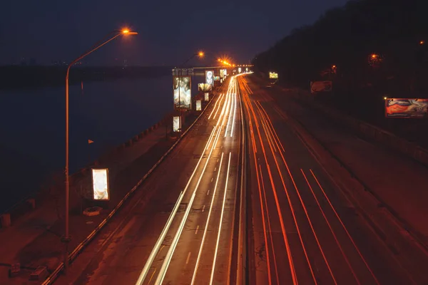 Světelné stezky na ulici — Stock fotografie