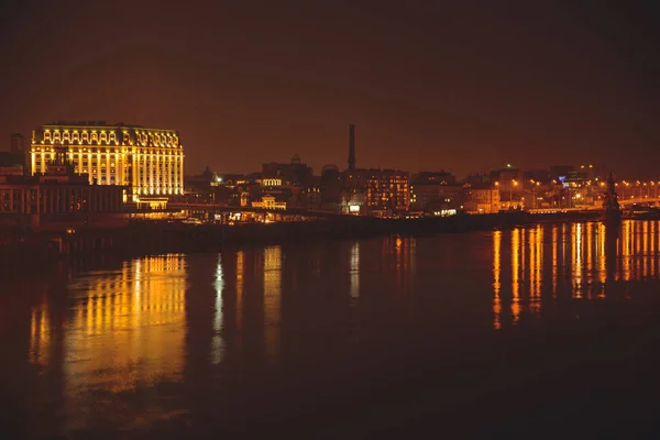 Kiev visão noturna no porto do rio — Fotografia de Stock