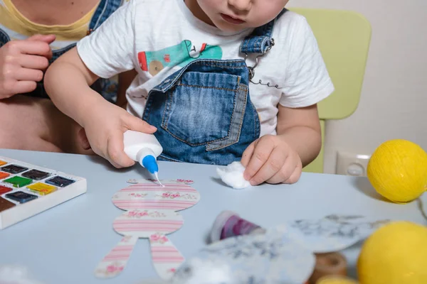 Mother with kid paint eggs — Stock Photo, Image