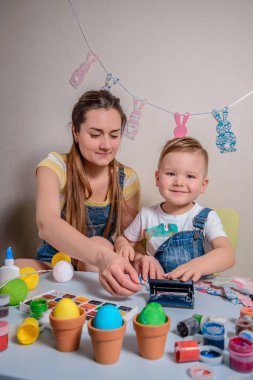 Anne çocuk öğeleri tekne için öğretir