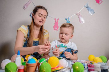 güleryüzlü çocuk bunny Paskalya için yapma