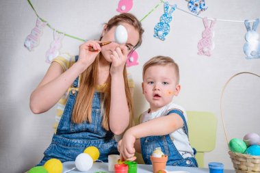 Anne çocuk öğeleri tekne için öğretir