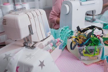 Dikiş makinesi ile bir tablo üzerinde birçok dikiş mutfak eşyaları