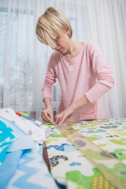 Evde çalışan terzi