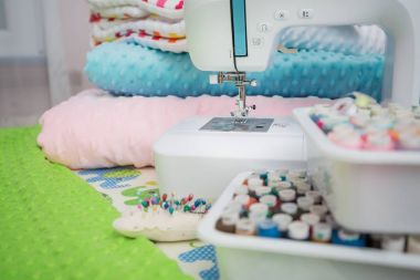 Dikiş makinesi ile bir tablo üzerinde birçok dikiş mutfak eşyaları