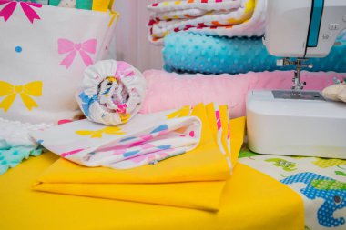 Dikiş makinesi ile bir tablo üzerinde birçok dikiş mutfak eşyaları