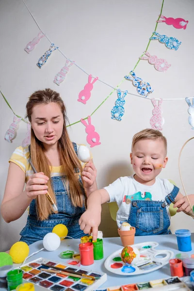 Mother teaches kid to do craft items — Stock Photo, Image