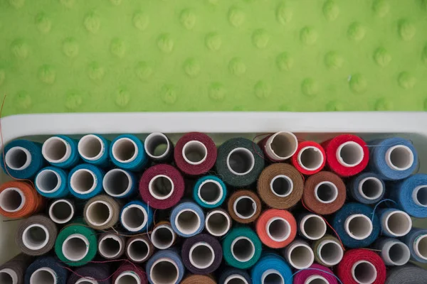 Conjunto de coloridos carretes de hilo — Foto de Stock