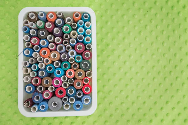 Ensemble de bobines colorées de fil — Photo