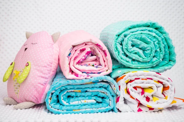 Beyaz arka plan olarak el yapımı battaniye