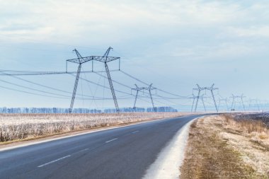 Yüksek gerilim pole ve yol
